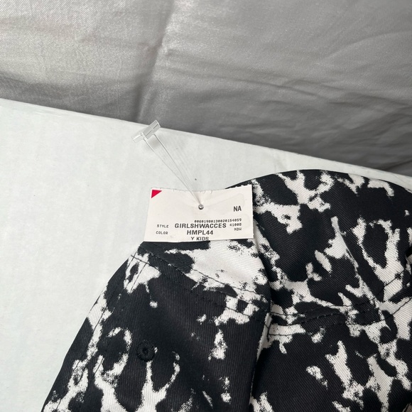 Black and White Patterned Bucket Hat - Picture 4 of 5